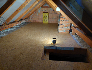 Zateplení stropu rodinného domu pomocí foukané izolace